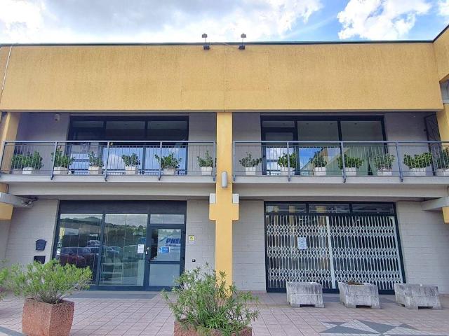 Locale Commerciale in vendita a Torricella Verzate, Lombardia