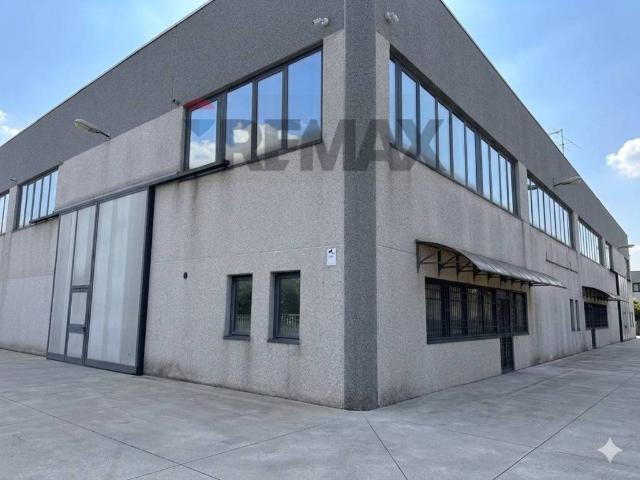 Locale Commerciale in vendita a Torrile
