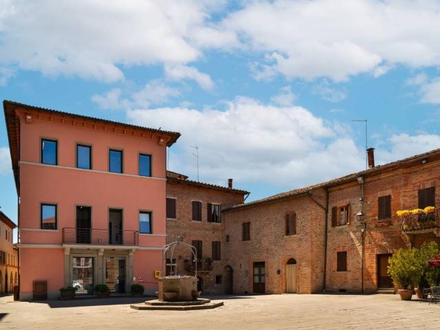 Locale Commerciale in vendita a Torrita, Toscana
