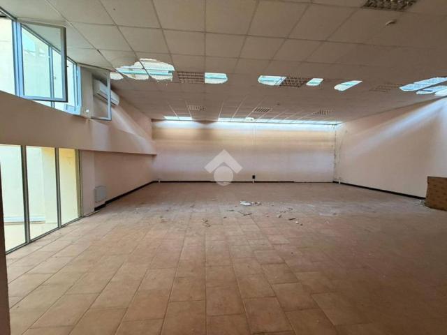 Locale Commerciale in vendita a Piemonte, Alessandria