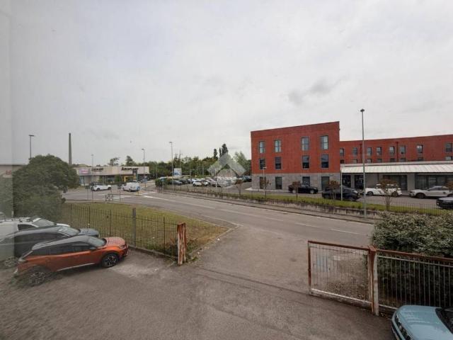 Locale Commerciale in vendita a Piemonte, Alessandria