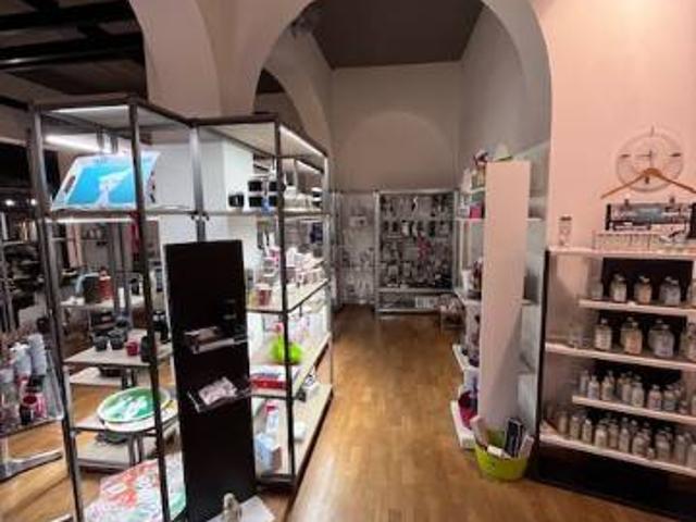 Locale Commerciale in vendita a Piemonte, Alessandria