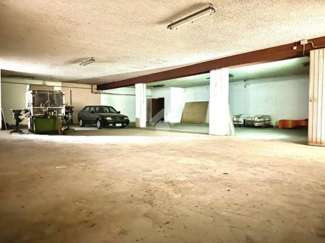 Locale Commerciale in vendita a Piemonte, Alessandria