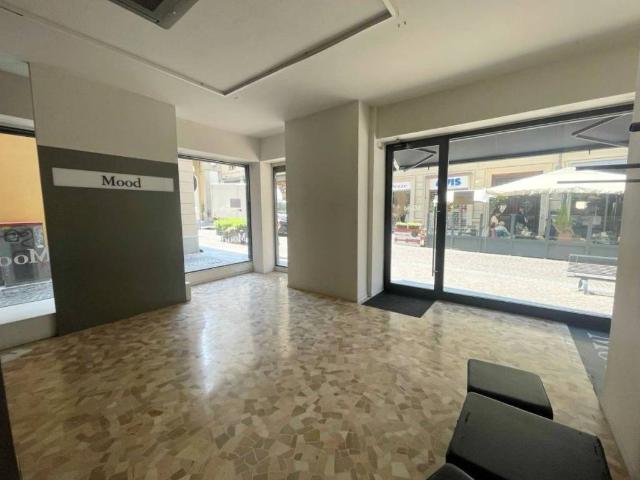 Locale Commerciale in vendita a Piemonte, Alessandria