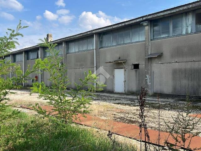 Locale Commerciale in vendita a Piemonte, Alessandria