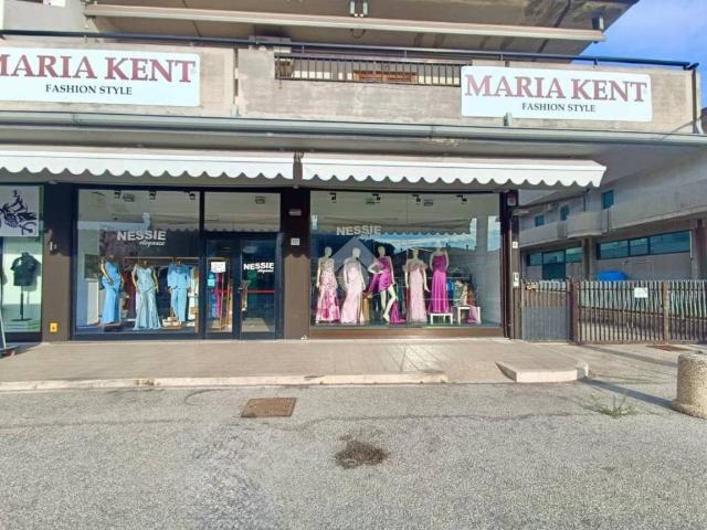 Locale Commerciale in vendita a Unione dei Comuni della Val Vibrata, Tortoreto