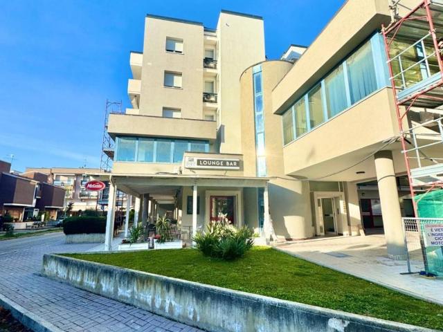 Locale Commerciale in vendita a Unione dei Comuni della Val Vibrata, Tortoreto