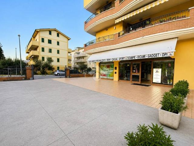 Locale Commerciale in vendita a Unione dei Comuni della Val Vibrata, Tortoreto