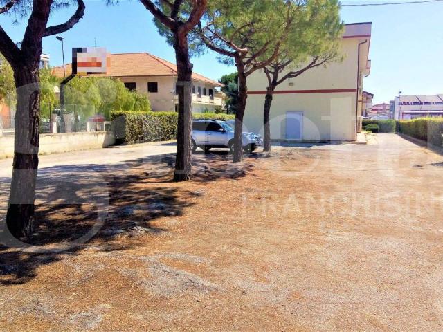 Locale Commerciale in vendita a Unione dei Comuni della Val Vibrata, Tortoreto