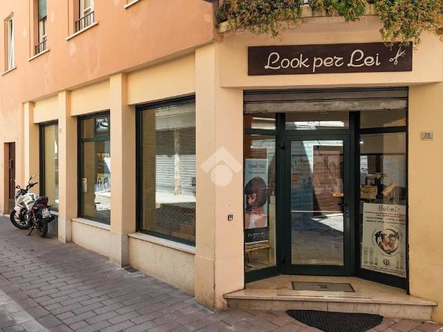 Locale Commerciale in vendita a Maderno, Toscolano Maderno