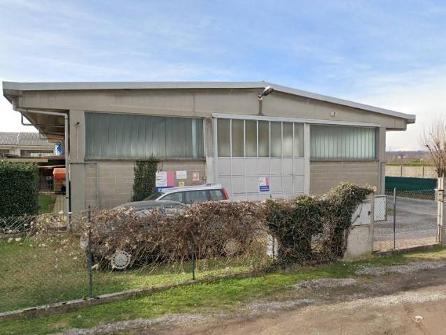 Locale Commerciale in vendita a Tradate, Lombardia