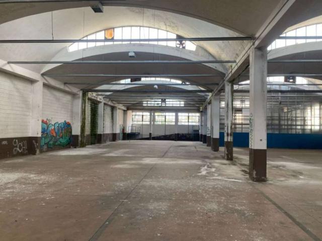 Locale Commerciale in vendita a Tradate, Lombardia