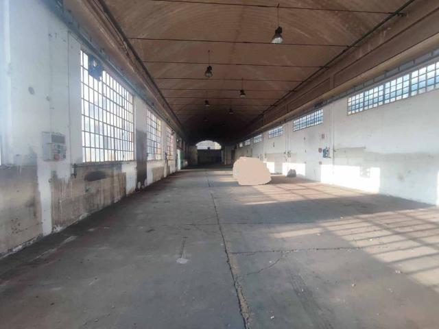 Locale Commerciale in vendita a Tradate, Lombardia