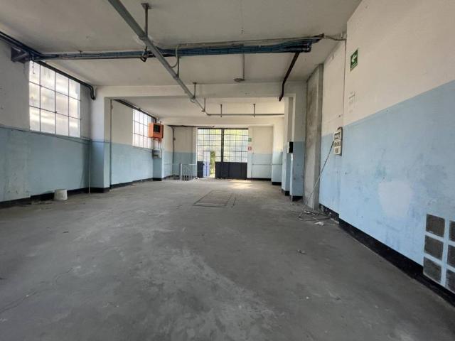 Locale Commerciale in vendita a Tradate, Lombardia