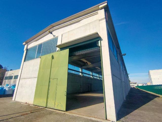 Locale Commerciale in vendita a Tradate, Lombardia