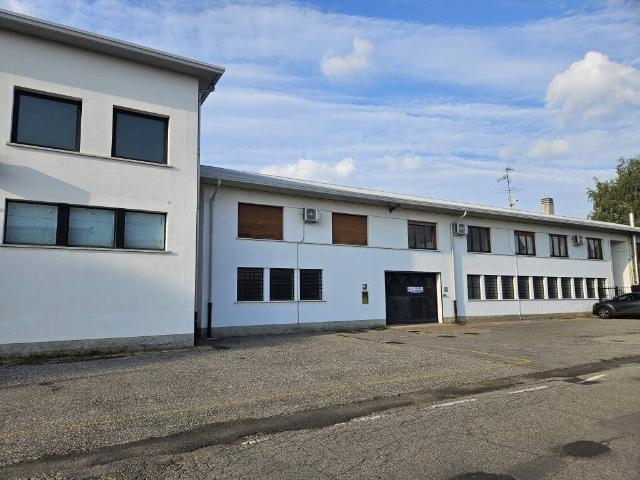 Locale Commerciale in vendita a Tradate, Lombardia