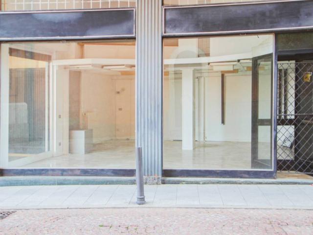 Locale Commerciale in vendita a Tradate, Lombardia