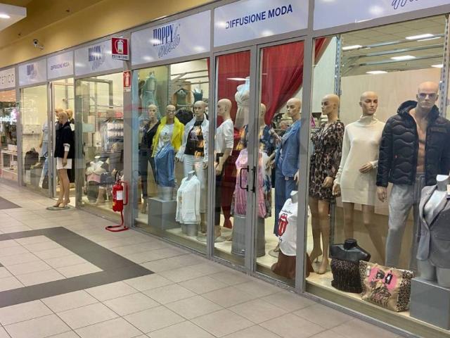 Locale Commerciale in vendita a Tradate, Lombardia