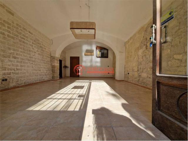 Locale Commerciale in vendita a Trani, Barletta-Andria-Trani