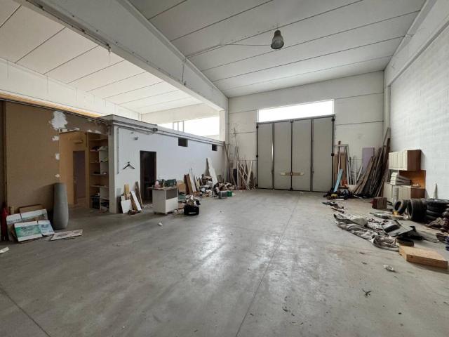 Locale Commerciale in vendita a Puglia, Barletta-andria-trani