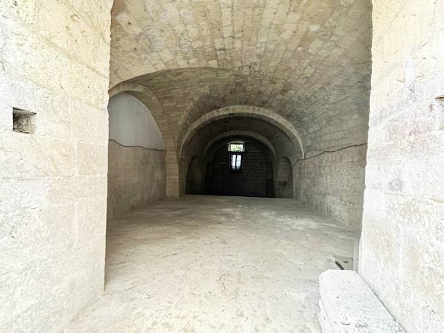 Locale Commerciale in vendita a Puglia, Barletta-andria-trani