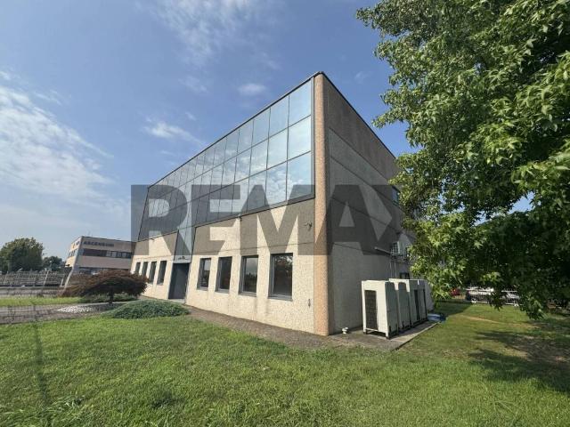 Locale Commerciale in vendita a Travacò Siccomario, Lombardia