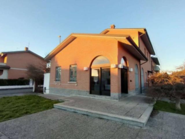 Locale Commerciale in vendita a Travacò Siccomario, Lombardia