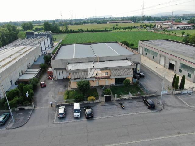 Locale Commerciale in vendita a Travagliato, Lombardia