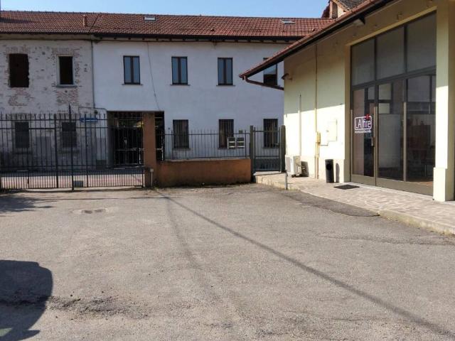 Locale Commerciale in vendita a Molini, Travedona Monate