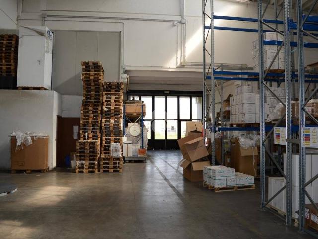 Locale Commerciale in vendita a Traversetolo, Reggio Emilia