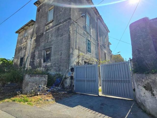 Locale Commerciale in vendita a Trecase, Campania