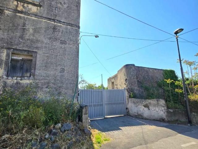 Locale Commerciale in vendita a Trecase, Campania