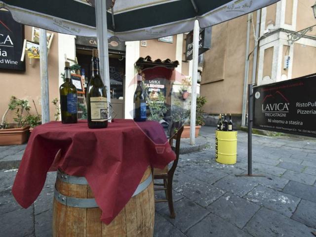 Locale Commerciale in vendita a Trecastagni, Sicilia