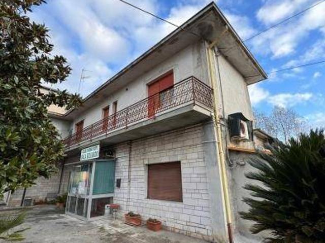 Locale Commerciale in vendita a Trecastelli, Marche