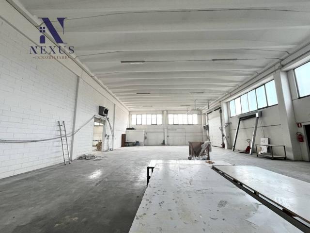 Locale Commerciale in vendita a Trecastelli, Marche