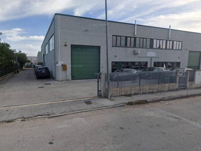 Locale Commerciale in vendita a Trecastelli, Marche