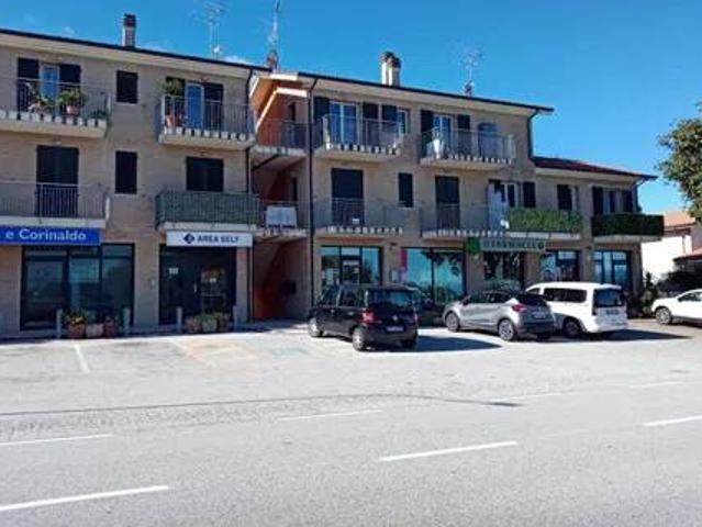 Locale Commerciale in vendita a Trecastelli, Marche