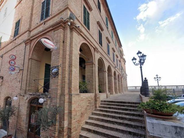 Locale Commerciale in vendita a Marche, Macerata