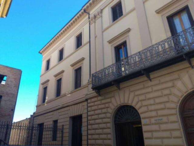 Locale Commerciale in vendita a Marche, Macerata