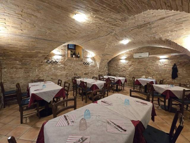 Locale Commerciale in vendita a Marche, Macerata