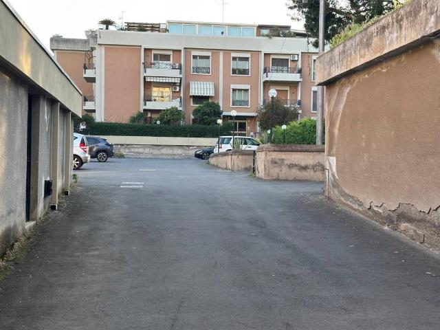 Locale Commerciale in vendita a Canalicchio, Tremestieri Etneo