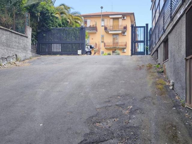 Locale Commerciale in vendita a Piano, Tremestieri Etneo
