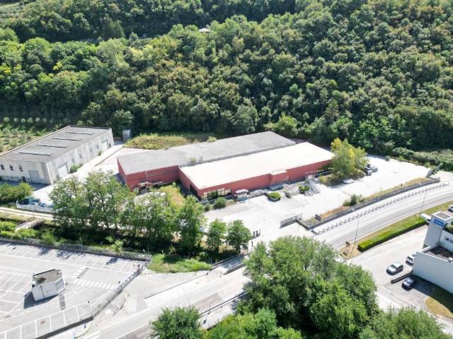 Locale Commerciale in vendita a Territorio Val d'Adige, Trento