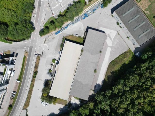 Locale Commerciale in vendita a Territorio Val d'Adige, Trento