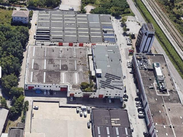 Locale Commerciale in vendita a Territorio Val d'Adige, Trento