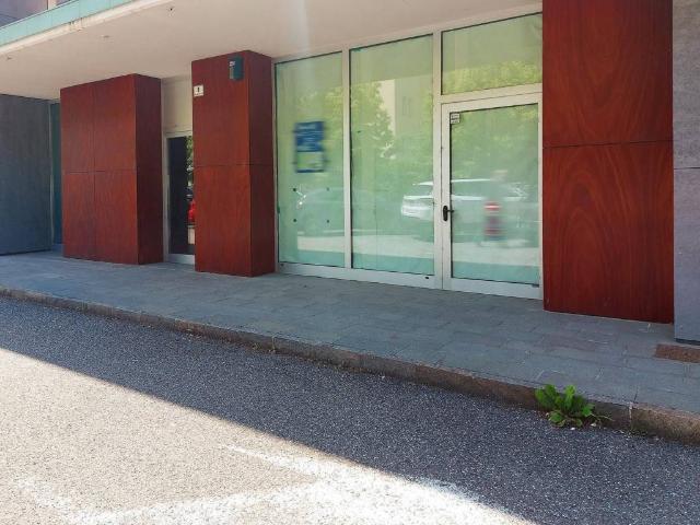Locale Commerciale in vendita a Territorio Val d'Adige, Trento