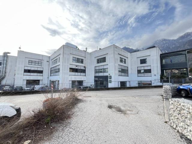 Locale Commerciale in vendita a Territorio Val d'Adige, Trento