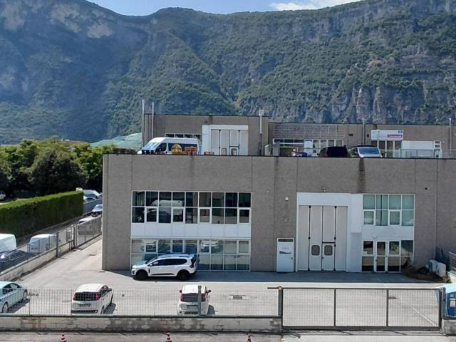 Locale Commerciale in vendita a Territorio Val d'Adige, Trento