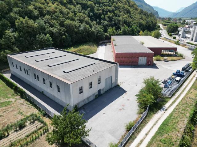 Locale Commerciale in vendita a Territorio Val d'Adige, Trento