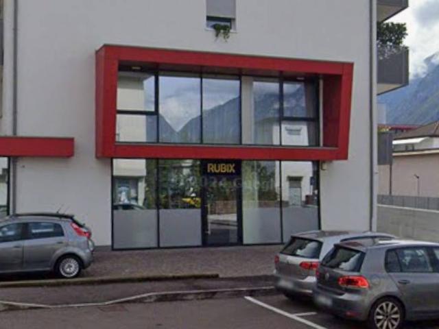 Locale Commerciale in vendita a Territorio Val d'Adige, Trento